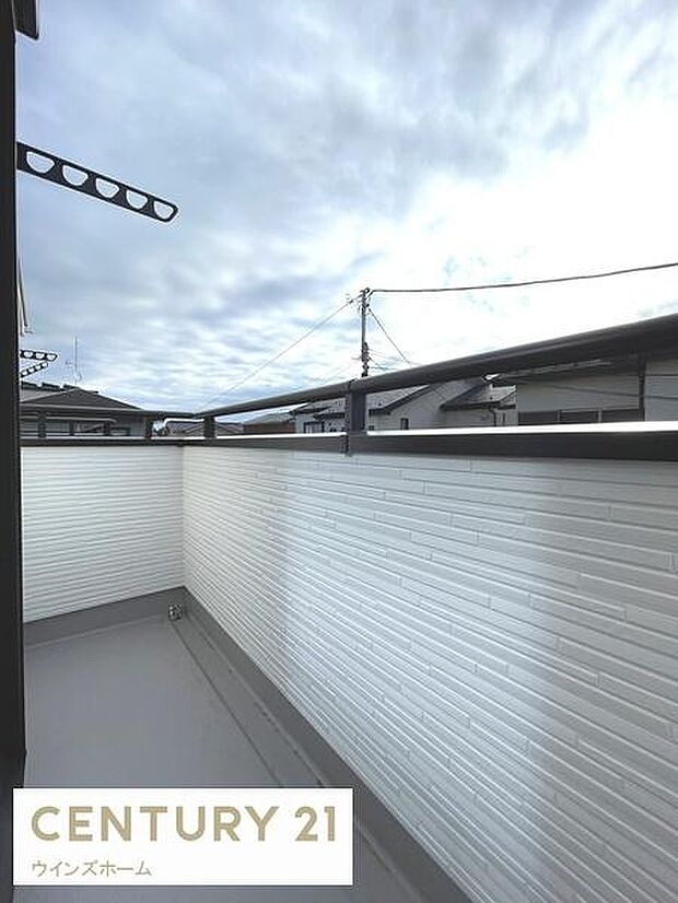 陽当たり良好なバルコニー。洗濯物もたっぷり干せて、毎日が快適です。