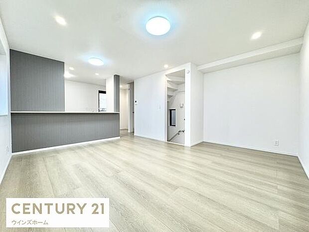 17.62帖のLDKは家族全員がゆったりとくつろげる空間です。バルコニー2カ所に面し、採光たっぷりで風通しの良いリビングです！