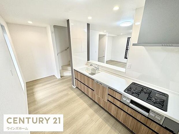 スタイリッシュなシステムキッチンは、収納力と機能性を兼ね備え、料理が楽しくなる空間。キッチンからバルコニーにつながる家事動線の良さも魅力です！