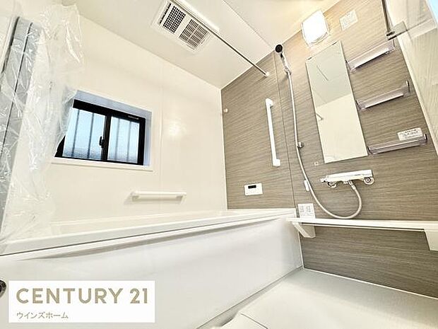 広いお風呂スペース!心と身体をリフレッシュさせる癒しの空間でもあるバスルーム！窓がついていて明るく換気もバッチリです！