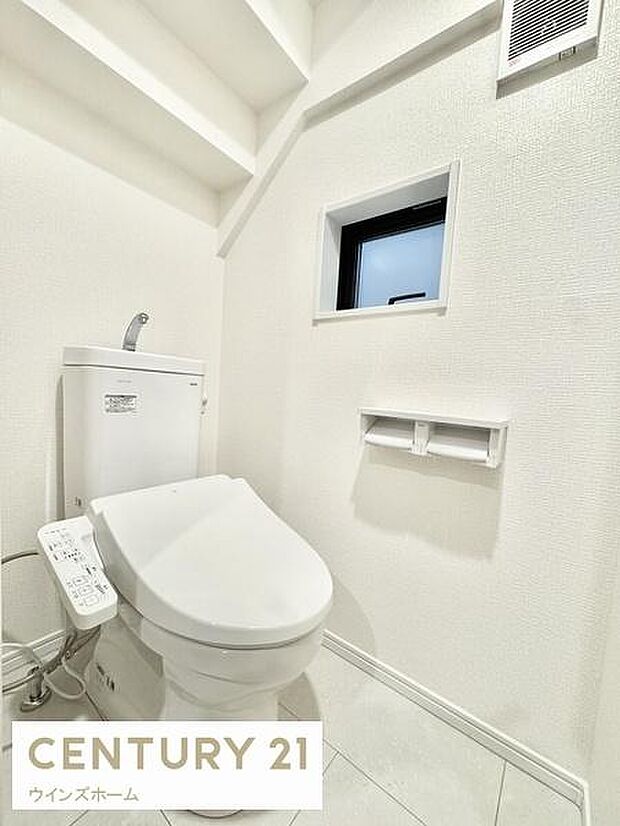 トイレは1・3階に設置され、シャワートイレが内蔵されているので使用後はスッキリ爽快！