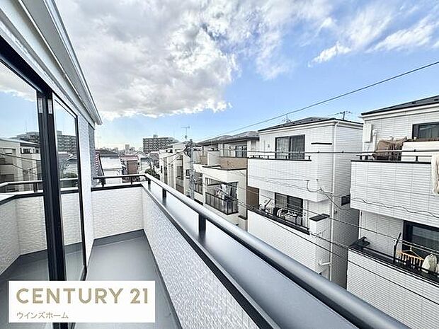 陽当たり良好なバルコニーを3カ所完備。洗濯物もたっぷり干せて、毎日が快適です。