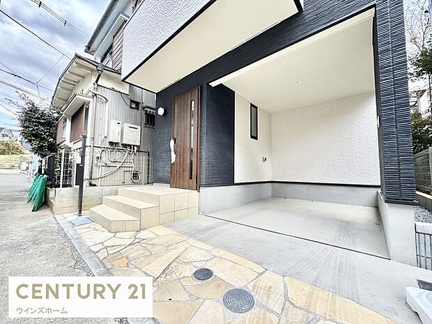 ビルトイン車庫が有ります。大切なお車を雨風から守ります。