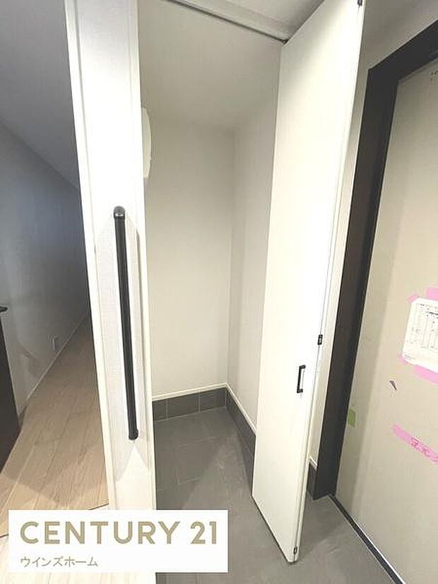 玄関土間収納が設置され、ゴルフバックやベビーカーを置いても玄関周りがスッキリ見えます。