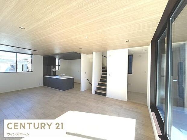 大きな窓から光が差し込むリビング！ダイニングとリビングを使い分けやすい間取り。風通しも良好で換気もしやすいです！