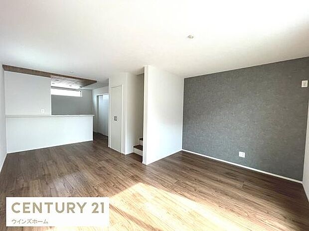 16.62帖の広々LDKは家族全員がゆったりとくつろげる空間です。リビングとダイニングを自由に使い分けられるため、様々なライフスタイルに対応します!