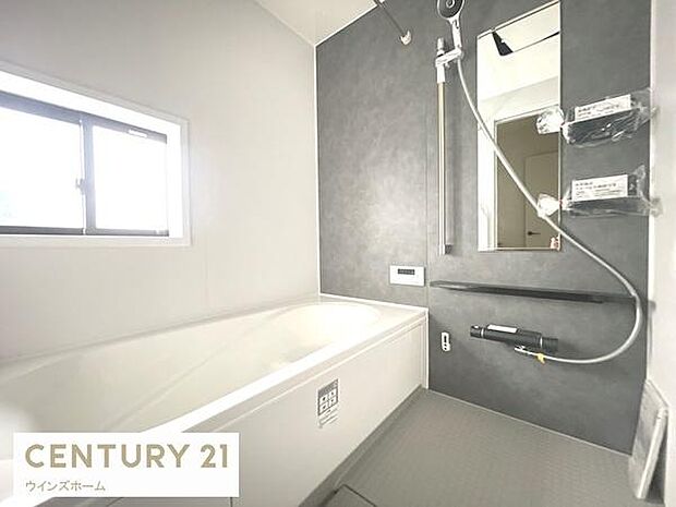 ゆったりとした広さのお風呂スペース!心と身体をリフレッシュさせる癒しの空間でもあるバスルーム！浴室暖房乾燥機付きです。