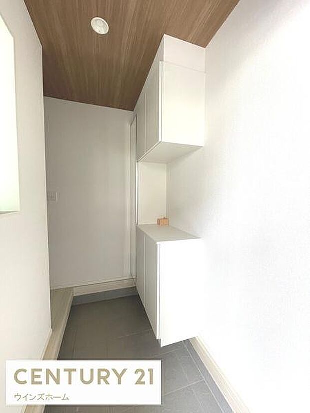 白を基調とした明るい玄関は、豊富な収納でスッキリと片付き、清潔感のある印象に。毎日の出入りが快適になる機能的な空間です。