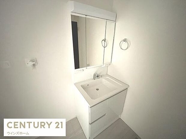 三面鏡の付いたゆったりとした洗面化粧台。合わせ鏡で後ろのスタイリングも楽ちんです。鏡の後ろは収納になっているので、細々したものを収納でき、スッキリとした洗面周りになります。