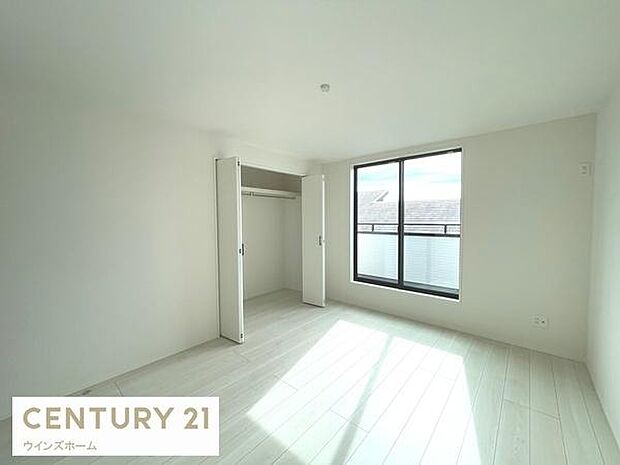 バルコニーに面した洋室7.43帖と広々。クローゼット付き。お部屋すっきり快適な空間でくつろげます！