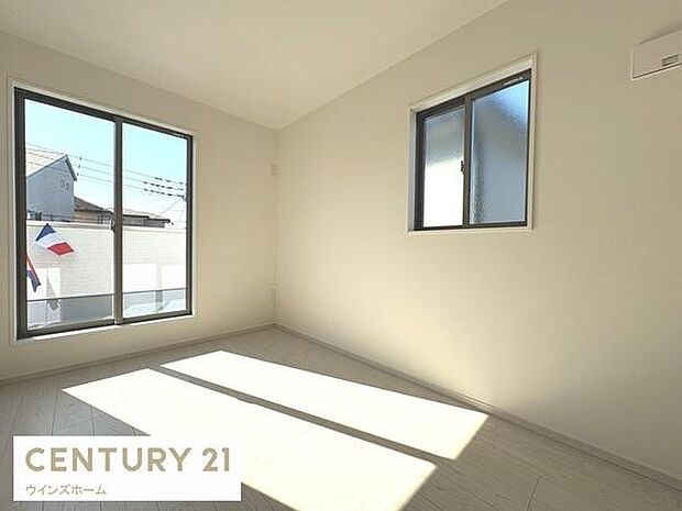 バルコニーに面し、採光良好で広々としています！クローゼット付き。お部屋すっきり快適な空間でくつろげます。