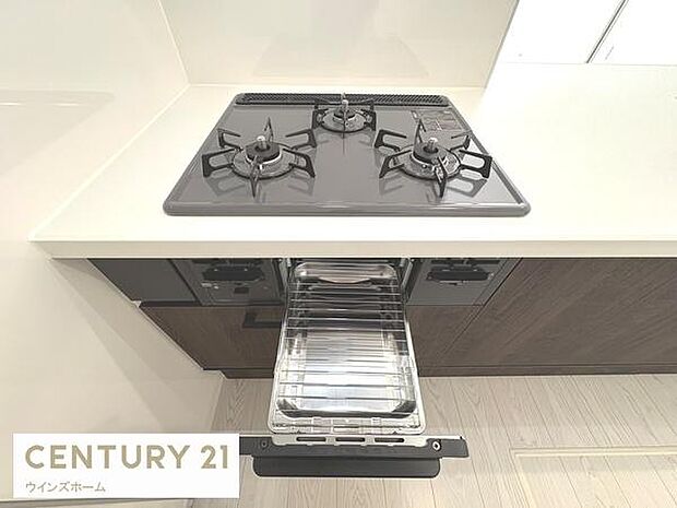 同時に複数調理ができる3口コンロ＋グリル。忙しい朝の時間帯やお料理好きの方にも嬉しい設備です。