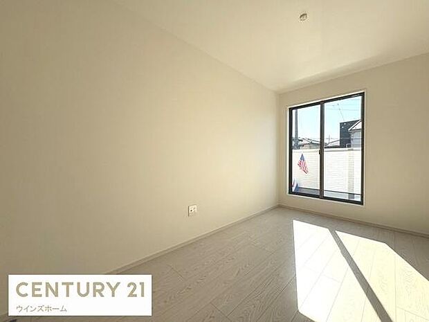 5.5帖のお部屋はバルコニーに面し採光良好！ウォークインクローゼット付きで沢山の荷物をスッキリ収納できます！