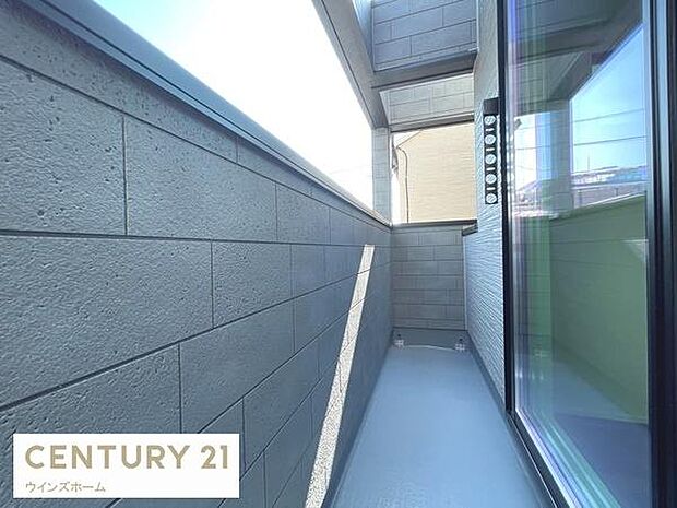 天気の良い日は洗濯物はカラッと乾かせます!広々としたバルコニー!