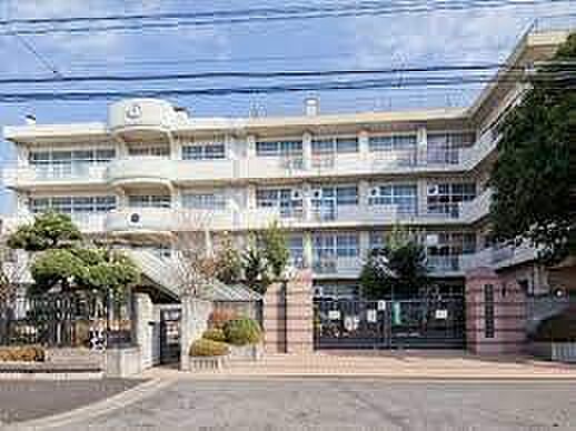 さいたま市立浦和大里小学校まで1100m