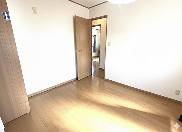 バルコニーに面した洋室は6帖。クローゼット付き！お部屋すっきり快適な空間でくつろげます！