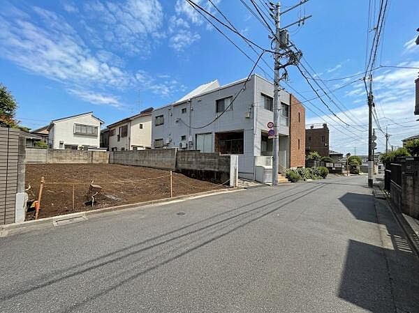 前面道路が広く開放感が得られます