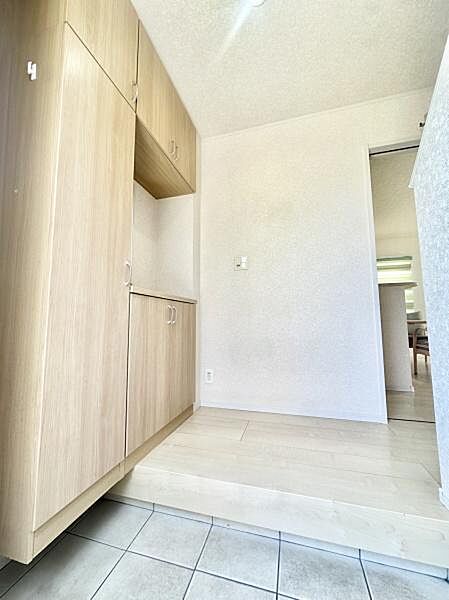 落ち着いた空間を演出しご家族や来客者を気持ちよく出迎える玄関！大容量の収納をご用意！