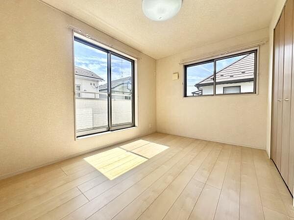 子ども部屋にも最適！2面採光の明るい室内！各部屋がご家族それぞれの心地よい時間が過ごせるような空間設計になっています！