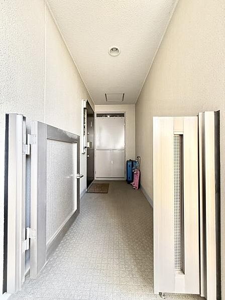 角部屋につき住戸前の通行が少なく、プライバシー性の高い住環境。玄関前にはアルコープを設け、ベビーカーやアウトドア用品も置けるゆとりある専用空間です。
