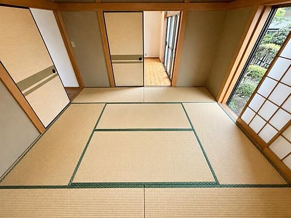 リビングに隣接しているため、お子様を見守りながら家事ができるほか、客間やワークスペース、介護スペースなど幅広い用途に対応します。