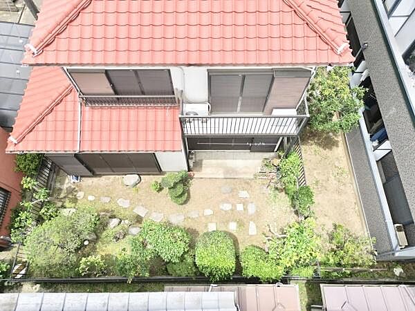 陽光が降り注ぐ広々としたお庭は、色とりどりの花を育てるガーデニングやバーベキューなど、暮らしを豊かに彩る空間。住む人それぞれの夢や趣味を叶えてくれる、自由度の高い庭付き住宅です。