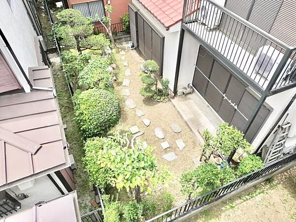 モミジが四季の移ろいを映し、風格ある松が庭園に品格を添え、春にはツツジが華やかに彩る本格和庭園。季節ごとに異なる美しい景観を楽しめる贅沢な住環境です。