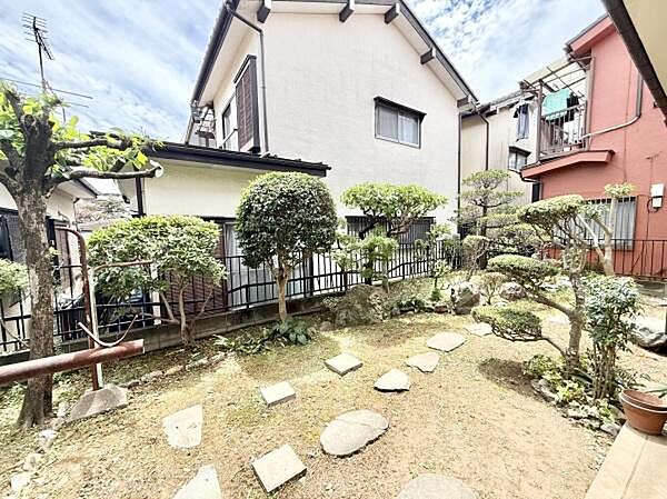 窓の向こうには、趣ある和庭園の景色。季節の移ろいを感じる緑に包まれながら、自宅にいながら旅館のような安らぎを味わえる贅沢な空間です。