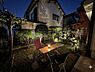 その他：夜になるとまた違う顔を見せる庭園。柔らかな灯りに照らされた松や庭木が、非日常を感じる上質な時間を演出します。