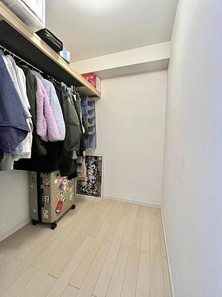 主寝室に設けられたウォークインクローゼット。衣類や季節物、旅行用品などもまとめて収納できるため、お部屋を広くすっきりとお使いいただけます。収納力の高さも魅力のひとつです。
