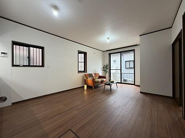 キッチン側からLDK全体を見渡した一枚。掃き出し窓を設けた室内は、リビングとダイニングそれぞれの家具配置をイメージしやすい、シンプルな空間です。