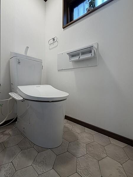 トイレ本体を新規交換し、清潔感のある空間に仕上げました。温水洗浄便座を備え、窓付きで換気もしやすく、毎日快適にお使いいただけます。