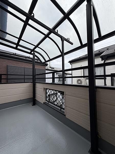 屋根を備えたバルコニーは、急な雨にも配慮された使いやすいスペース。物干し金具も設置されており、毎日のお洗濯に便利です。