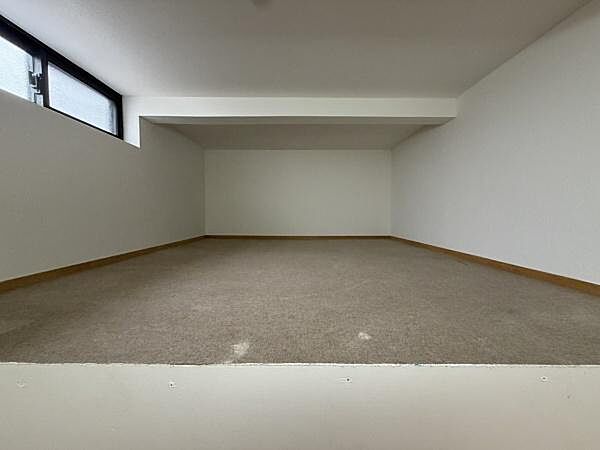 2階洋室から利用できる屋根裏収納を完備。季節物や普段使わない荷物の保管に便利です。小窓も設けられており、収納スペースながら換気ができるのも嬉しいポイントです。