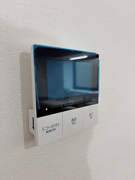 来訪者の顔を室内から確認できるモニター付きインターホンを設置。玄関を開ける前に相手を確認でき、防犯面にも配慮された設備です。