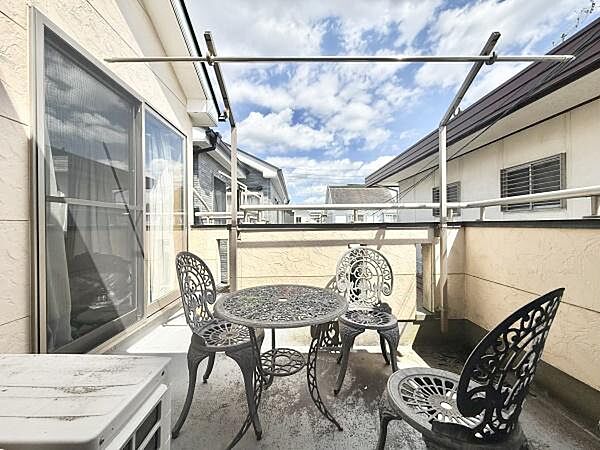 十分な奥行を確保した開放感溢れるバルコニーは洗濯物も干しやすいです！