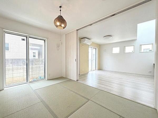 和室とリビングをつなげて使える、開放感のある間取り。客間やお子様の遊び場など用途も多彩です♪※AI加工済み