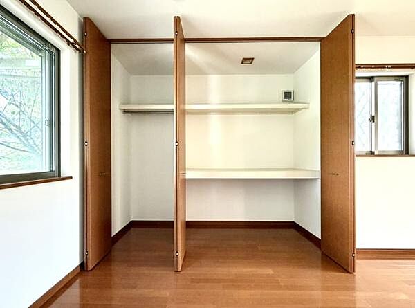 大容量のクローゼットを備え、衣類はもちろん季節物や生活用品もすっきり収納♪棚付きで整理しやすく、居住スペースを広く使えます。