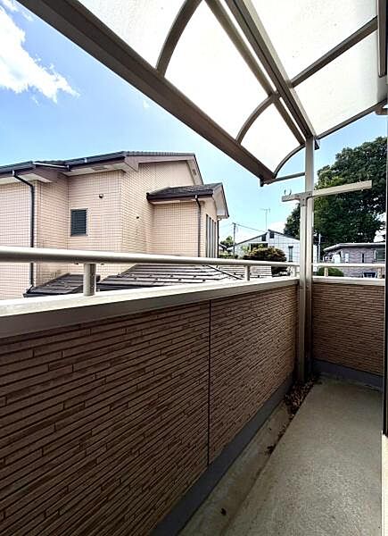 屋根付きバルコニーで急な天候の変化にも対応しやすく、洗濯物干しにも便利♪開放感があり、日差しを感じられる心地よい空間です。