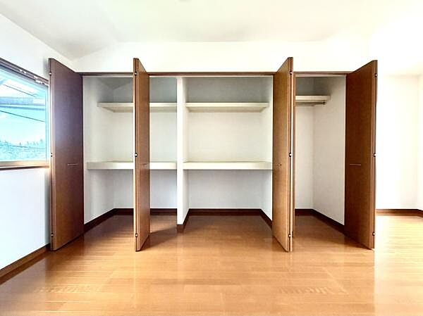 2階洋室には大容量の収納をたっぷり確保♪衣類や季節物もすっきり片付き、お部屋を広々と使える使い勝手の良い空間です。