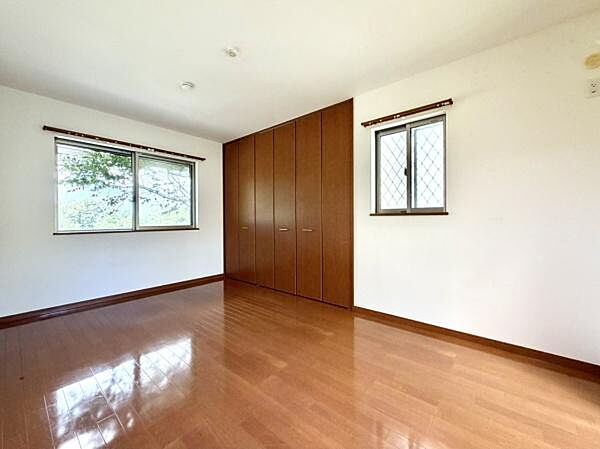 約7.5帖のゆとりある洋室は、2面採光で明るく開放的♪収納も豊富で、子ども部屋や書斎、趣味のお部屋など幅広く活用できます。