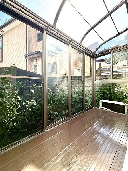 陽当たり良好なサンルーフ付き♪天候を気にせず洗濯物を干しやすく、ガーデニングやくつろぎスペースとしても活用できます。
