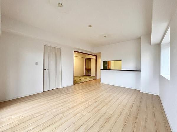 リビングに隣接する約6帖の和室は、扉を開放すれば一体感のある空間として利用可能。お子様の遊び場やお昼寝スペース、来客時には独立した客間としても使え、家族構成や暮らし方に合わせて活用できます。