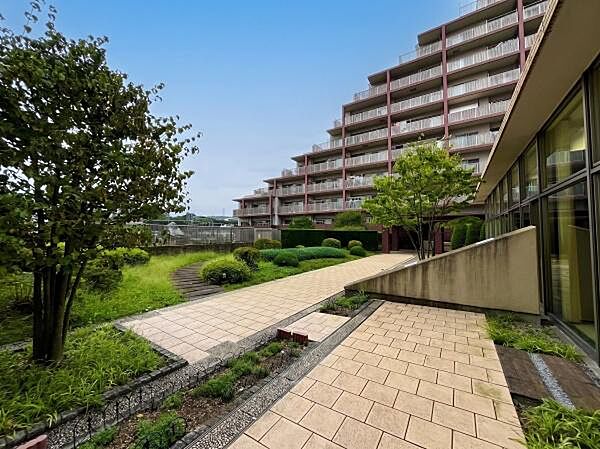 敷地内には、豊かな植栽とゆとりある歩道が整備された中庭があります。広々とした共用空間で、住棟同士をつなぐ動線としても利用できます。四季の緑を身近に感じられる、落ち着いた住環境です。