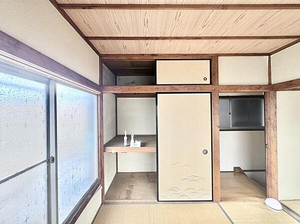 押入れ付きで空間をすっきり使え、多用途に活躍します。
