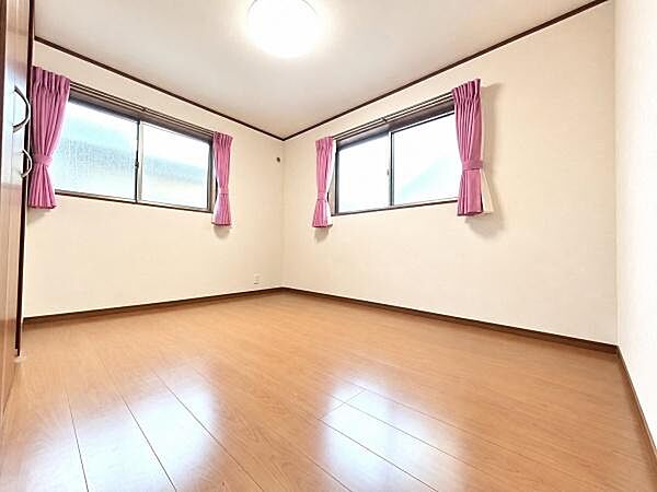 2階北東側の洋室です。大きな窓が2面にあり十分な明るさと風通りで心地の良い空間となっています♪※物件現地写真を基に作成したAI画像です。