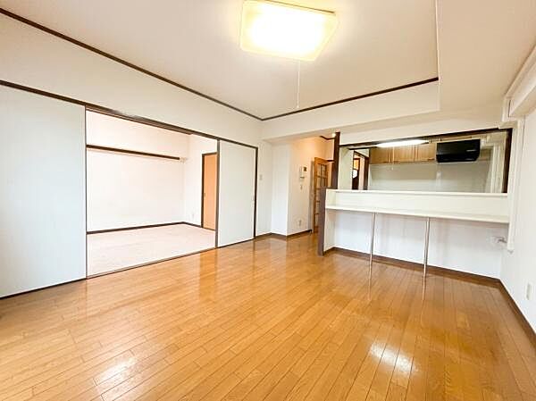 リビングと隣接する洋室をつなげて使える、開放感のある間取り。来客時やお子さまの遊び場等用途も多彩です！