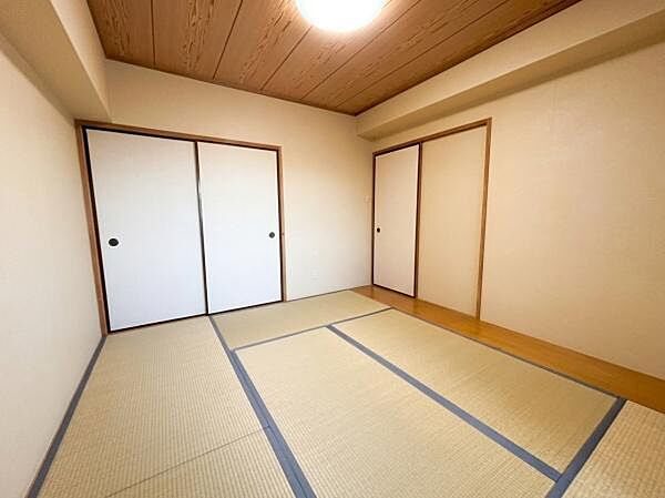落ち着きある和室は寝室や客間にも最適。押入れ付きで空間をすっきり使え、多用途に活躍します。