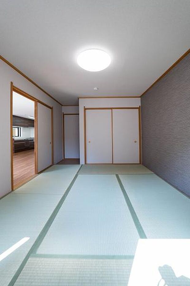 心が落ち着く和室をご用意しました。床が柔らかいので小さいお子様のプレイルームや、ご両親が泊まりに来た時の客間としてなど、様々な用途で使える万能なお部屋です。