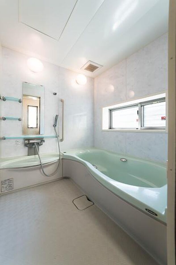 シンプルながらも機能的で清潔感のある色合いの浴室です。